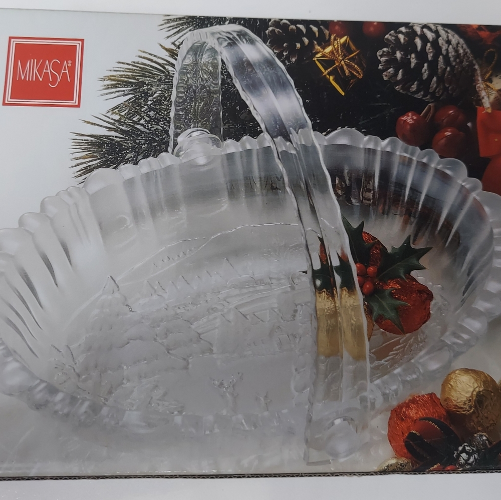 Mikasa Winter Dreams Snow Deer Cabin Scenic Frosted serving or decor Basket